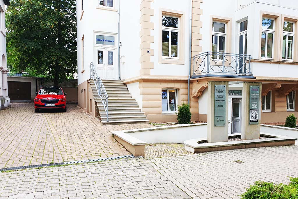 Beauty Elements Parkplatz Einfahrt